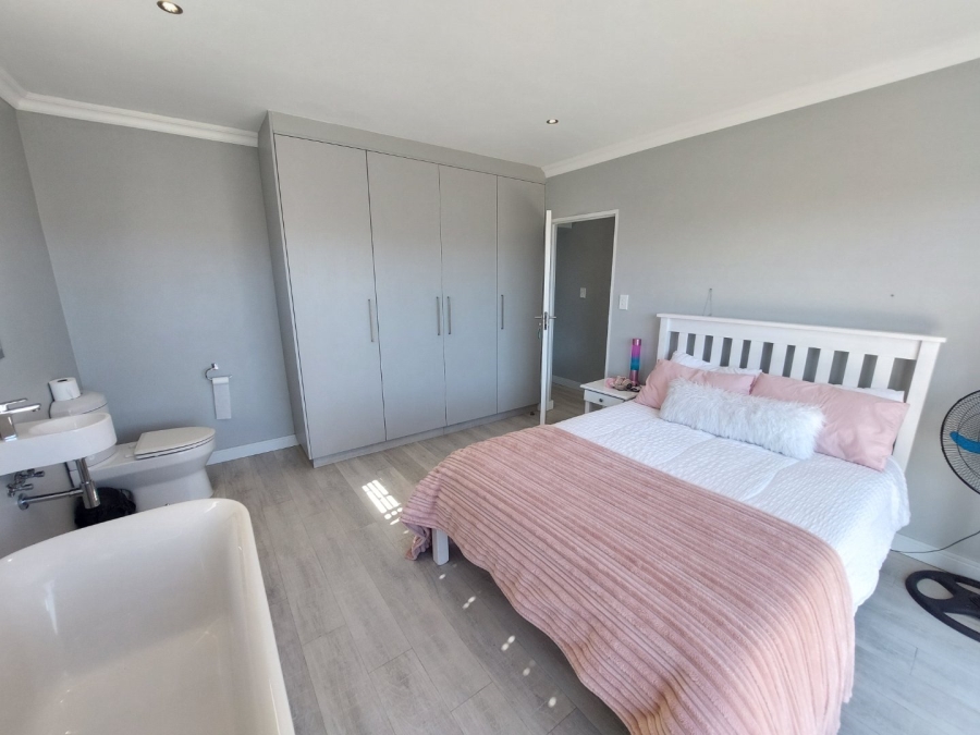 4 Bedroom Property for Sale in Hartenbos Landgoed Western Cape